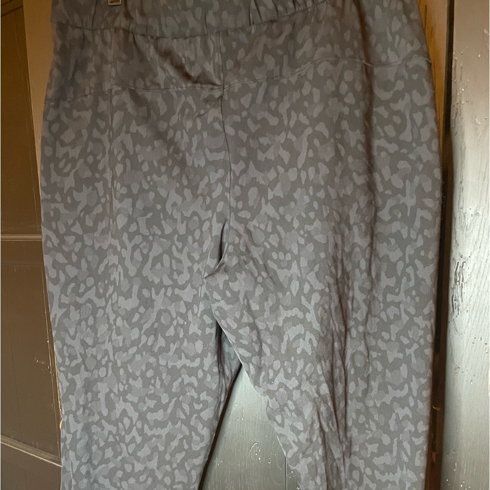 Lululemon On the Fly 7/8 Pant. Size 12. Deep gray camo/cheetah print. - Picture 4 of 8